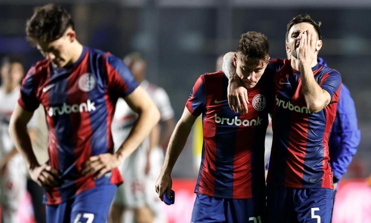 Agustin Giay con la maglia del San Lorenzo e con alcuni compagni di squadra