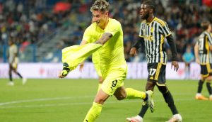 Andrea Pinamonti dopo il goal contro la Juventus