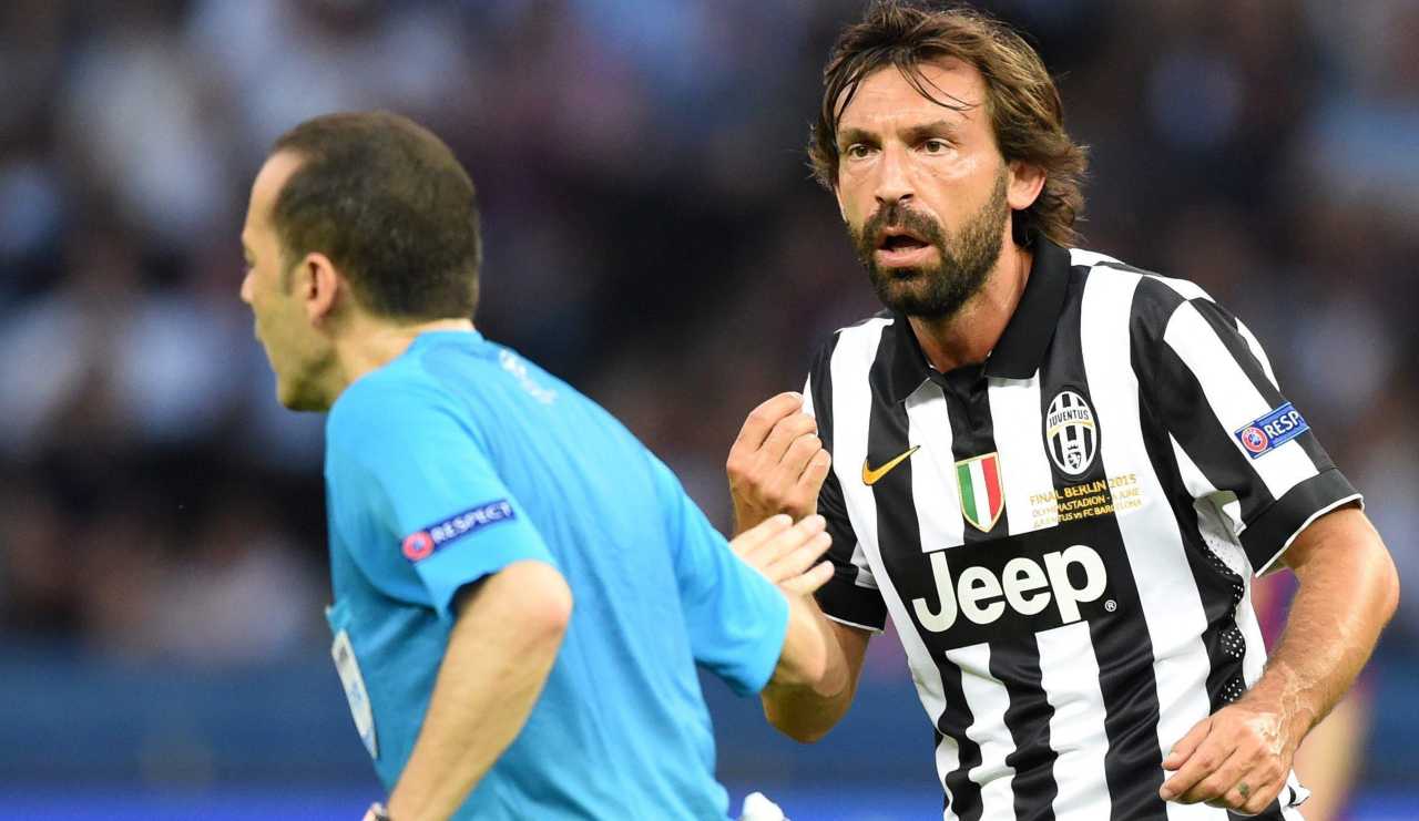 Andrea Pirlo con la maglia della Juventus chiede spiegazioni all'arbitro