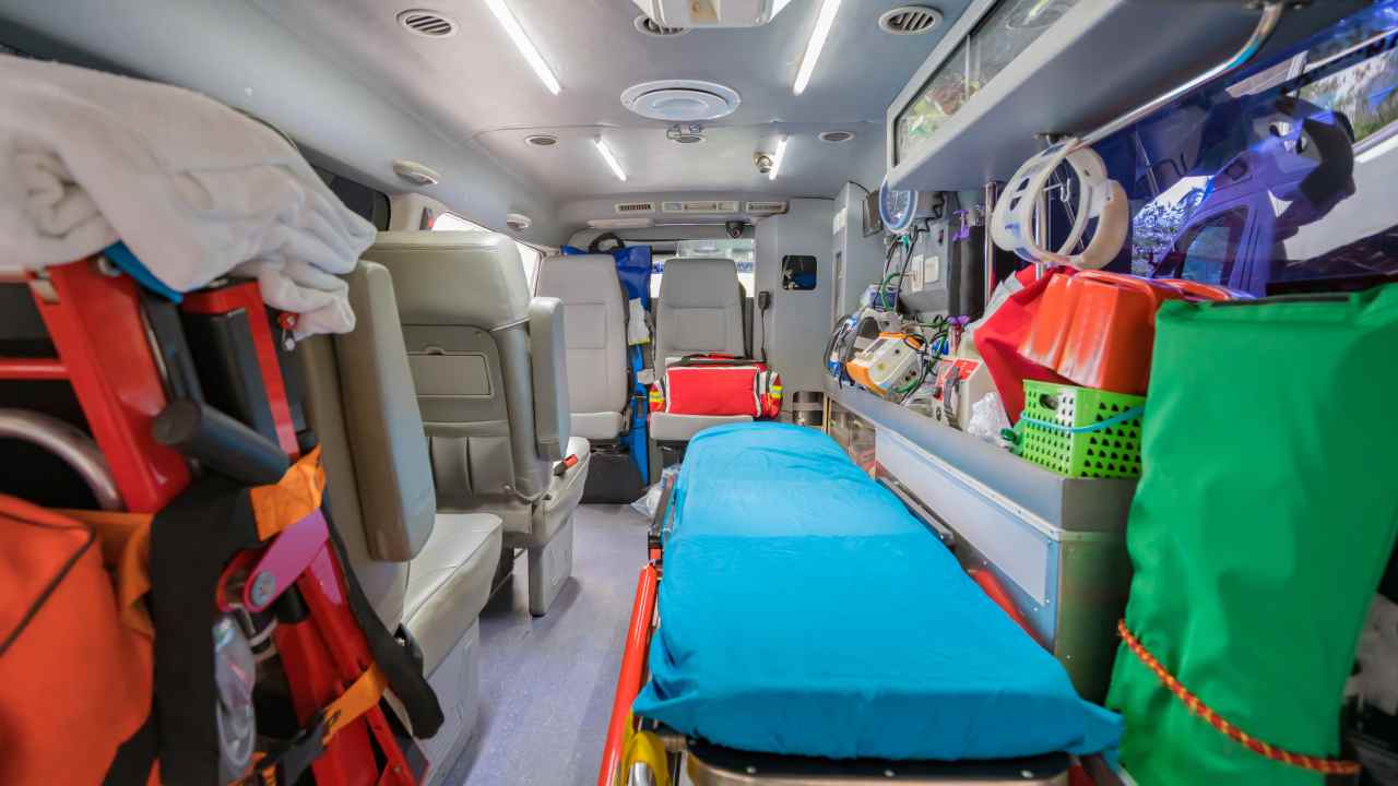 Barella vuota all'interno di un'ambulanza