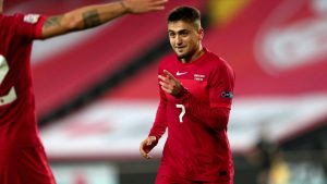 Cengiz Under che esulta dopo il goal con la sua squadra