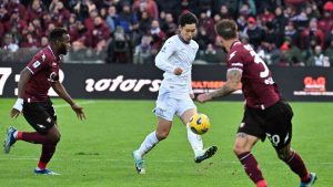 Daichi Kamada in campo con la Lazio contro la Salernitana