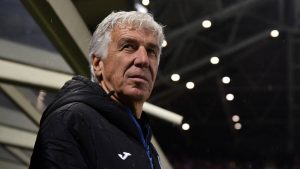 Gian Piero Gasperini pensieroso in panchina con l'Atalanta