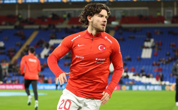 Kadioglu durante gli allenamenti con la maglia della Turchia