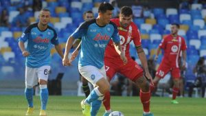 Kim Min-jae con la maglia del Napoli e contrastato da Petagna