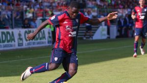 Luvumbo che si destreggia con la maglia del Cagliari
