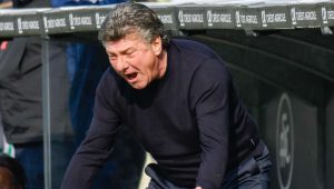 Walter Mazzarri grintoso in panchina