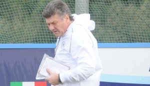 Walter Mazzarri impegnato durante gli allenamenti col Napoli