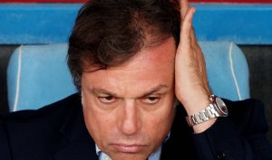 Cristiano Giuntoli pensieroso in panchina